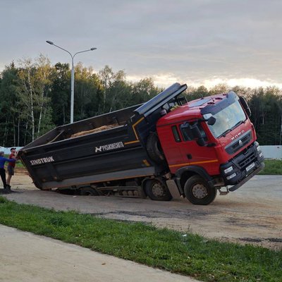 Третий грузовик в Троицке ушел под землю - 1