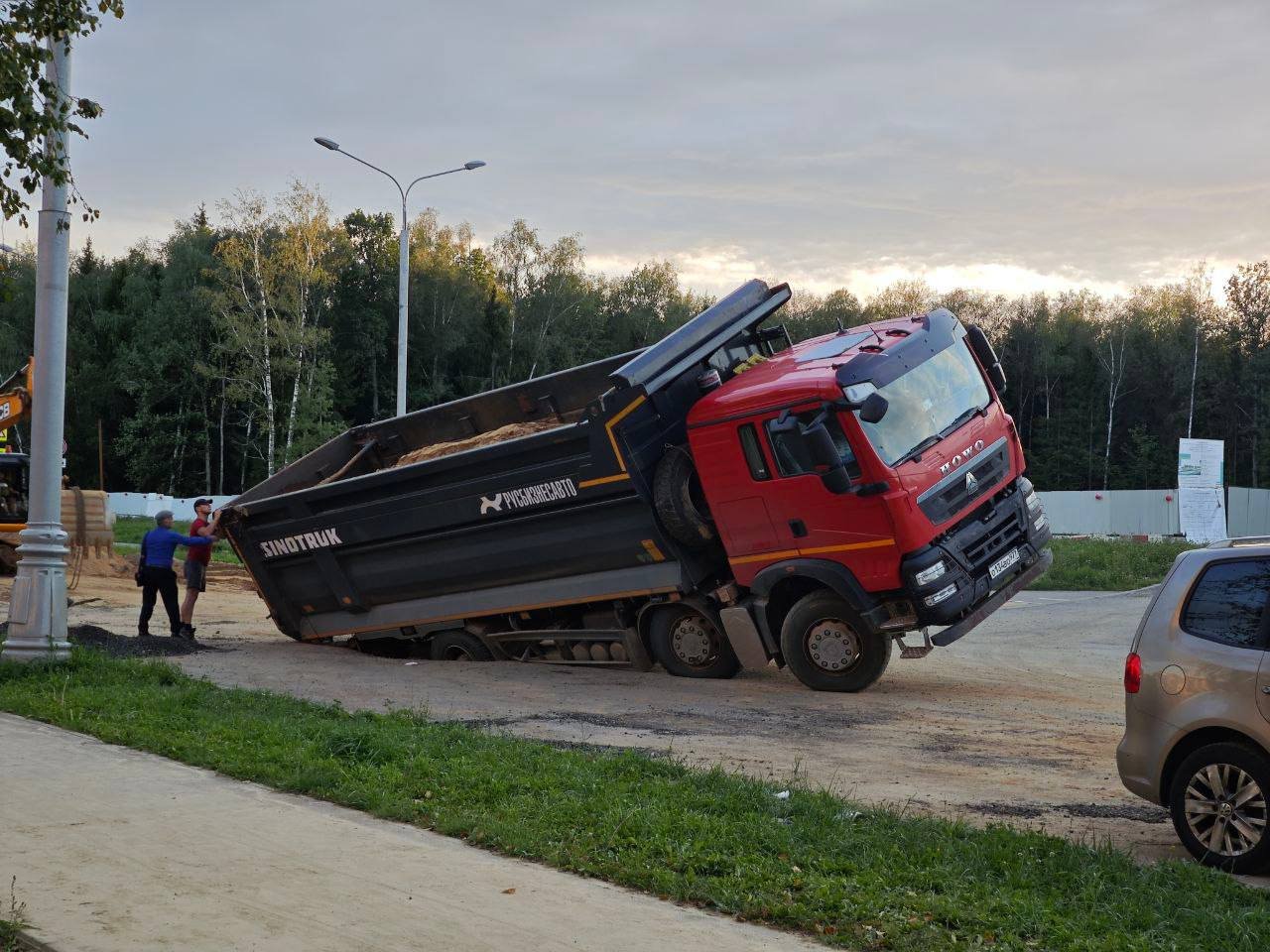 Третий грузовик в Троицке ушел под землю - 1