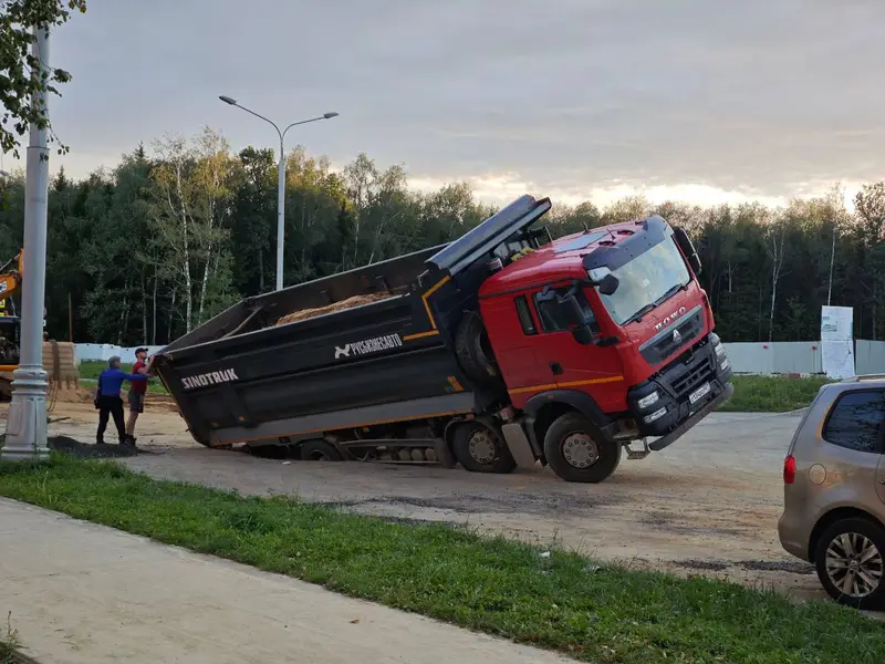 В Троицке снова грузовик ушел под землю