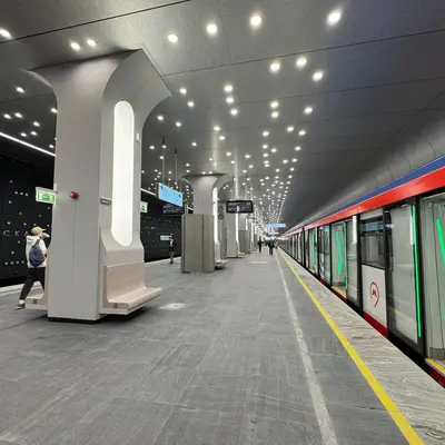 Вавиловская - Троицкая линия метро с пассажирами на платформе