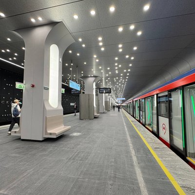 Вавиловская - Троицкая линия метро с пассажирами на платформе