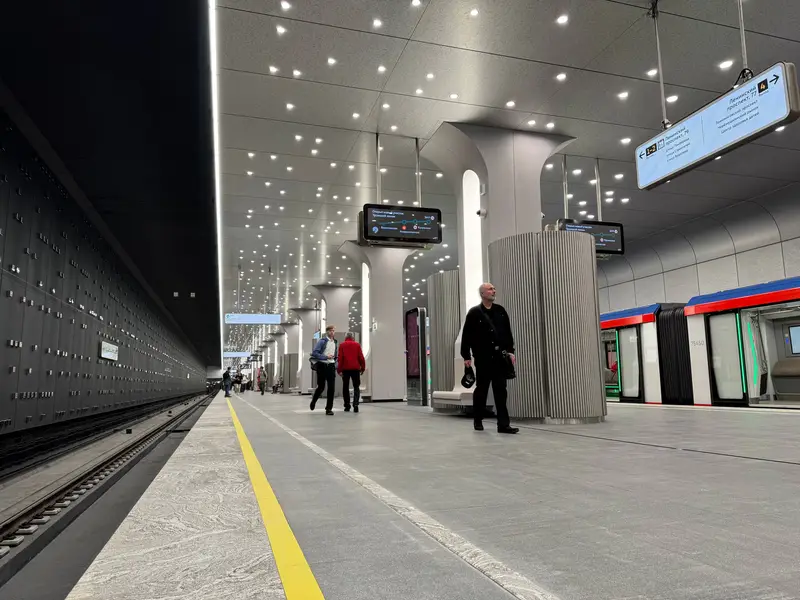 Вавиловская - Троицкая линия метро с пассажирами около рельс