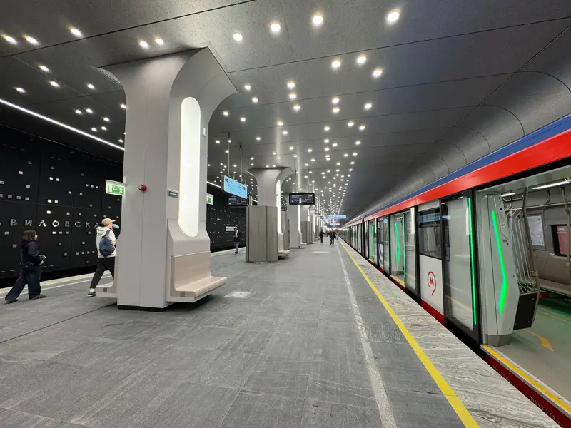 Вавиловская - Троицкая линия метро с пассажирами на платформе