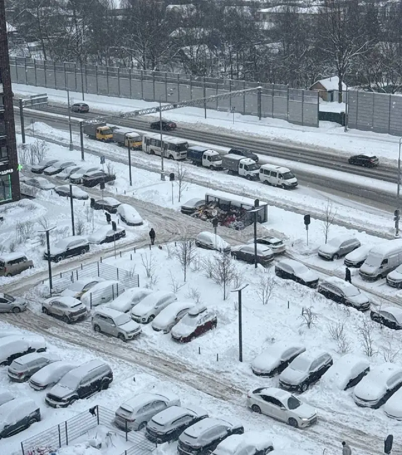 Мэр посещает Коммунарку: как место встречи убирают от снега