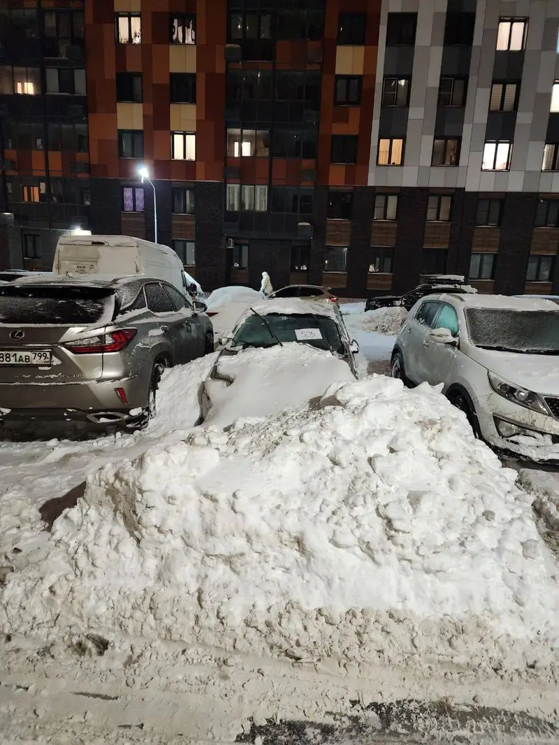 Как соседи откликнулись на призыв «SOS» в районе Троицк и откопали машину