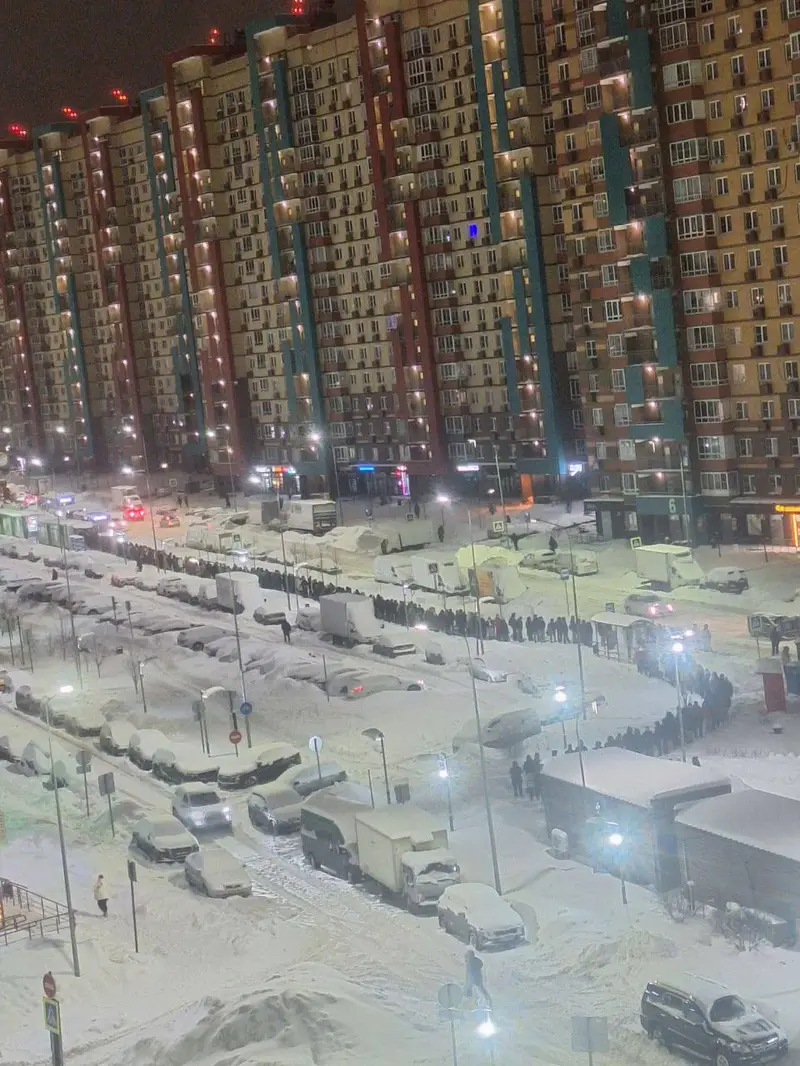 ЖК Пригород Лесное: как жители стоят в ОГРОМНОЙ очереди