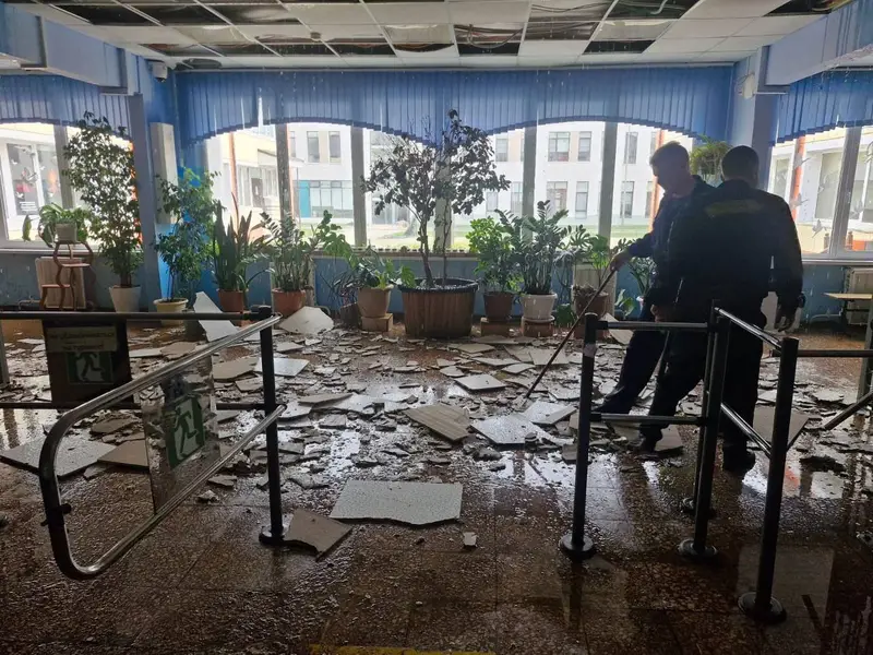 В одном из корпусов школы 2075 в п. Щапово произошло обрушение потолка