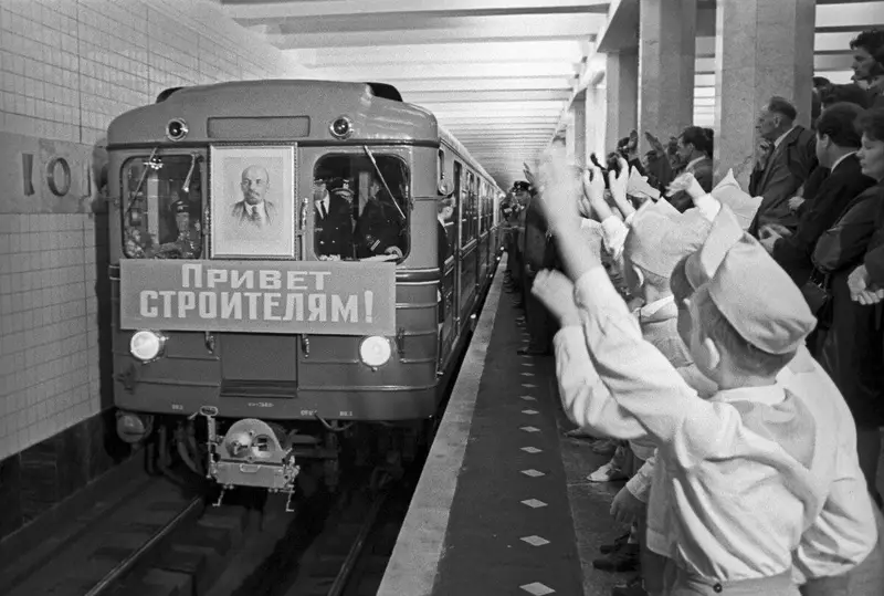 Ретро-снимки с открытия новых линий и станций метро