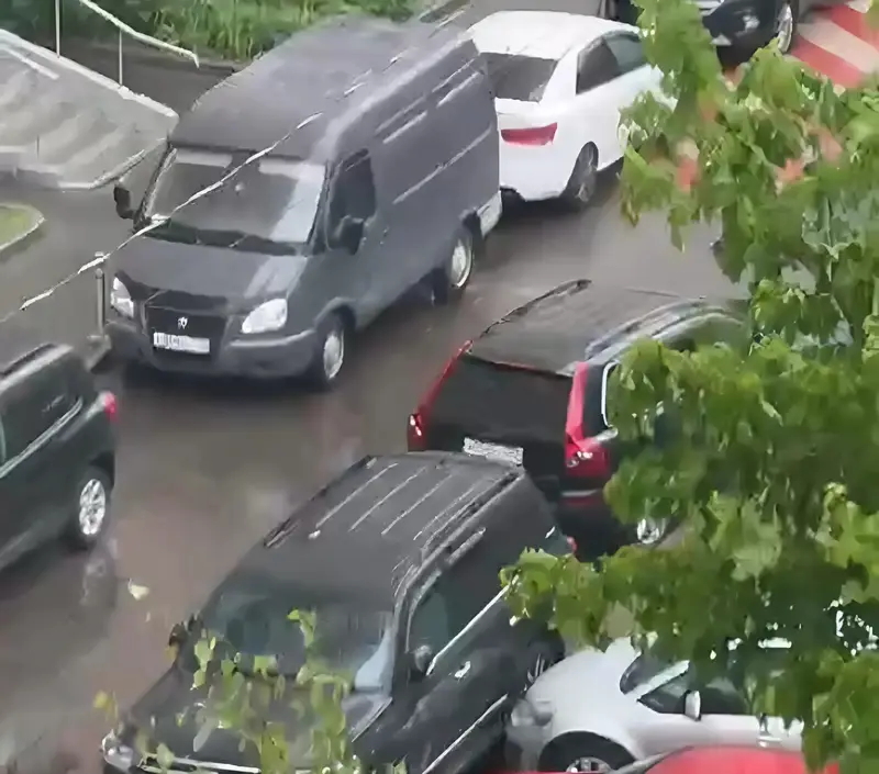 Неизвестный таранил автомобили в Солнцево