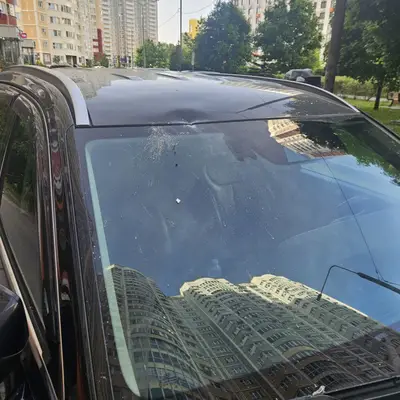 Банка опят упала на машину в СП