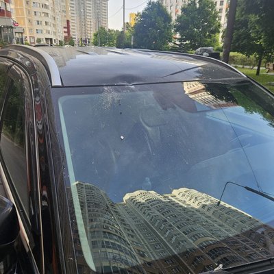 Банка опят упала на машину в СП