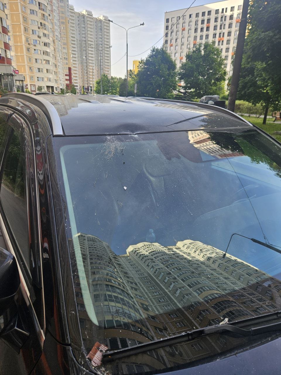 Банка опят упала на машину в СП