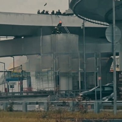 Девушка на эстакаде во Внуково - спасатели спасают