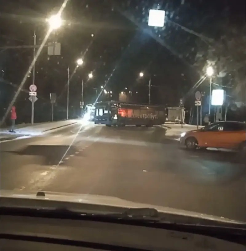 Электробус врезался в остановку в п. Птичное