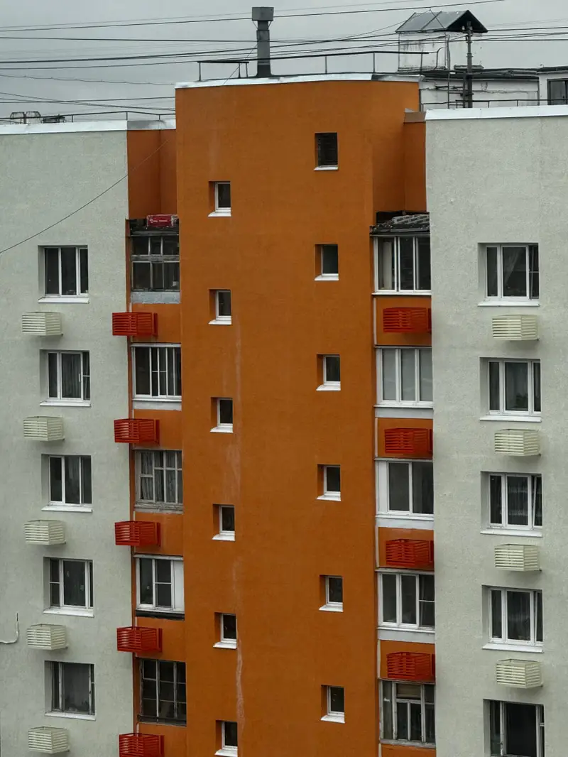 Новый фасад дома в Ново-Переделкино "потек" после дождя