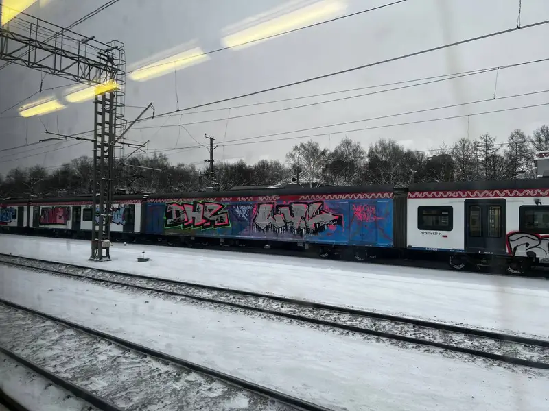 «Иволгу 4.0» разукрасили вандалы. Поезд замечен на Солнечной
