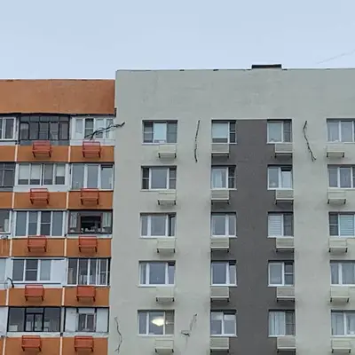 Капитальный ремонт фасадов - Скульптора Мухиной - провода кондеев