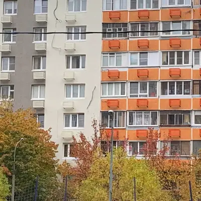 Капитальный ремонт фасадов - Скульптора Мухиной - провода кондеев сопли