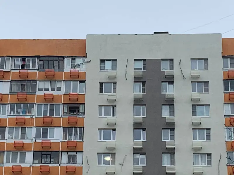 Капитальный ремонт фасадов - Скульптора Мухиной - провода кондеев