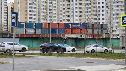 Контейнеры в НП стоят