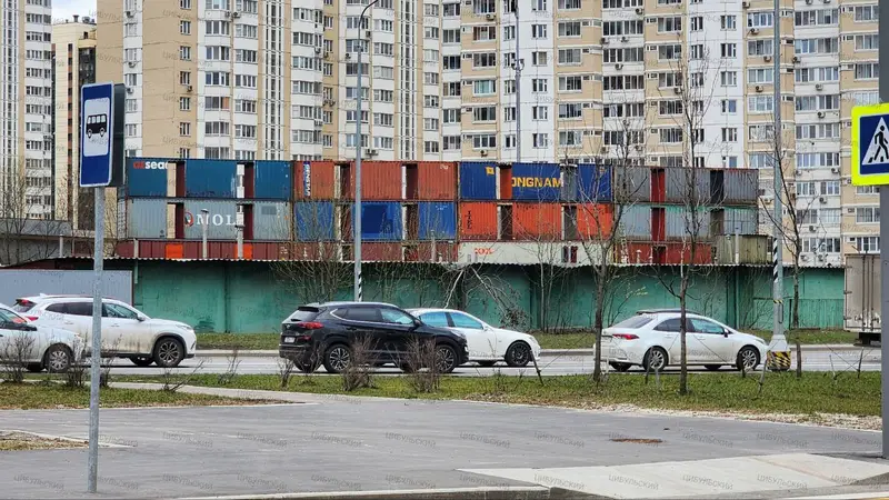 Контейнеры в НП стоят