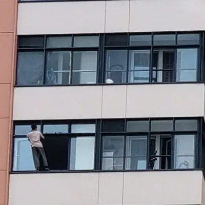 Мужчина в Московском за окном