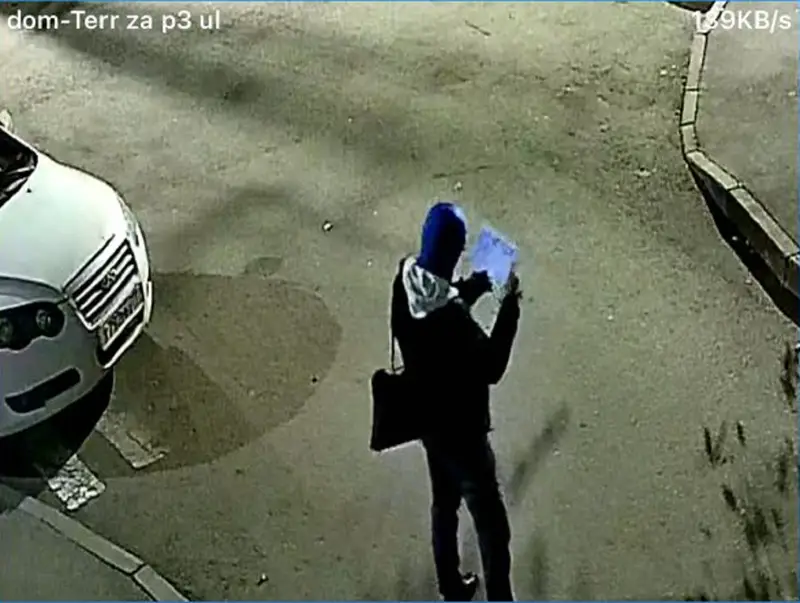 Неизвестный Шолохова 7 - фоткает машину