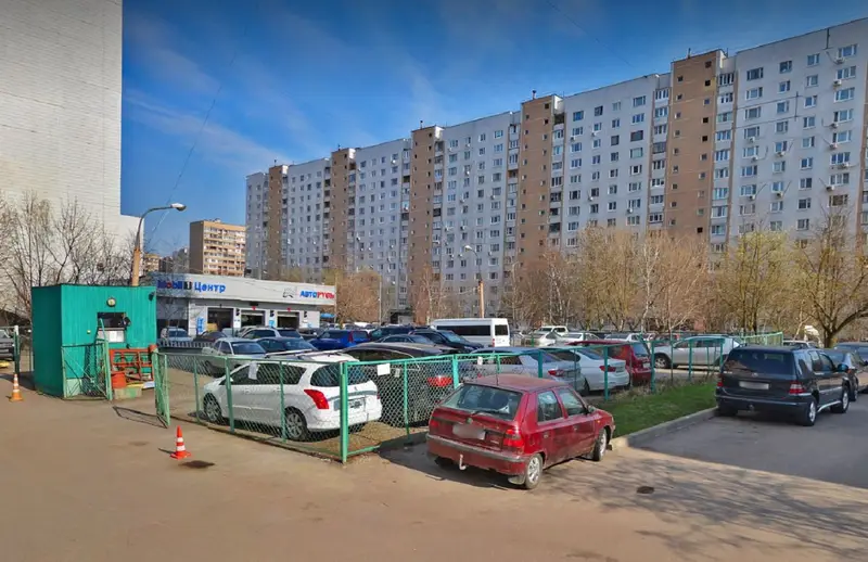 Платную парковку на ул. Скульптора Мухиной, дом 10 превратили в бесплатную