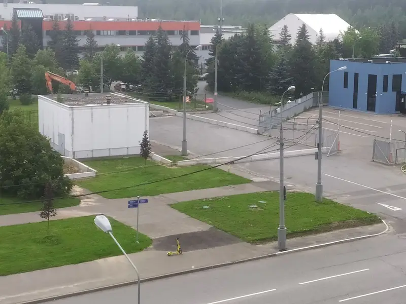 Перекрытый въезд на производство газированных напитков
