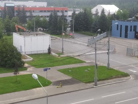 Перекрытый въезд на производство газированных напитков