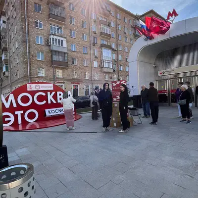 Подарки у метро Вавиловская - Троицкая линия запуск