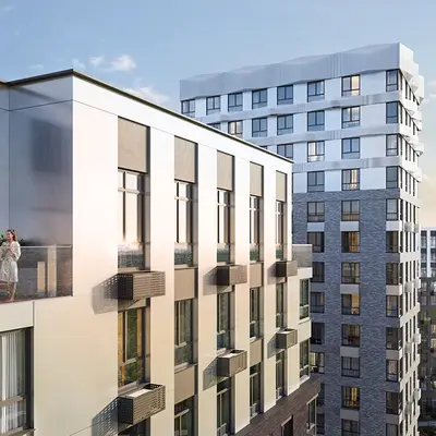 Покупатели квартиры на балконе ЖК Литературный квартал