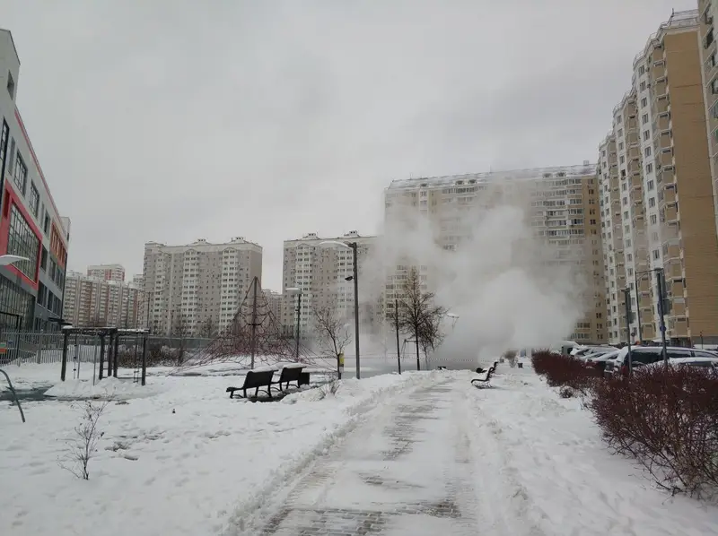 Как прорвало трубу на теплотрассе в Московском