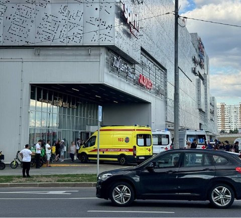 Ребенок упал в ТЦ Сказка