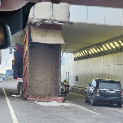 Самосвал под эстакадой
