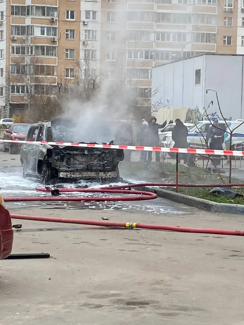 Машина взорвалась и сгорела в Московском