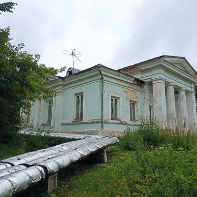 Современная усадьба Изварино вблизи