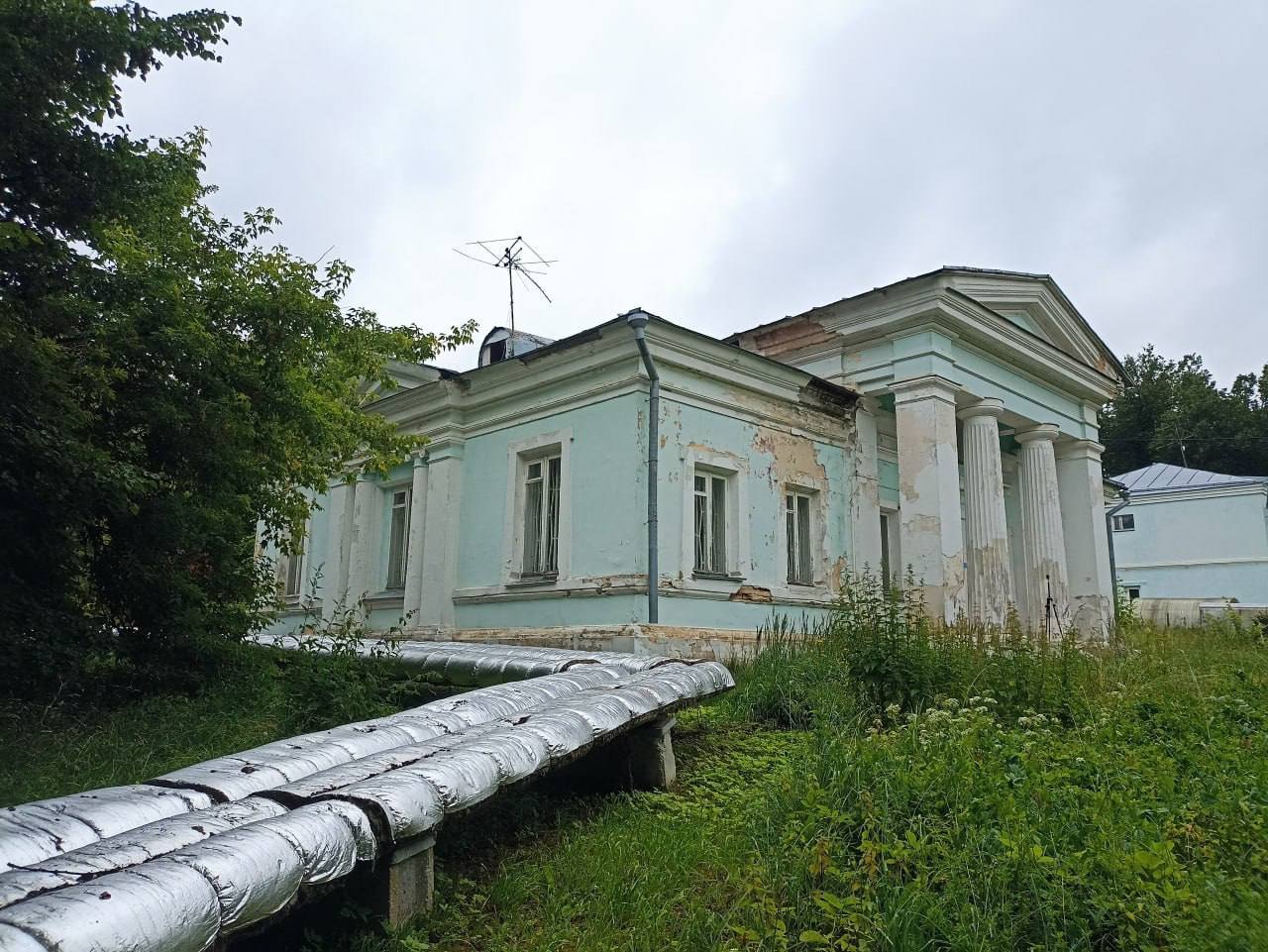 Современная усадьба Изварино вблизи