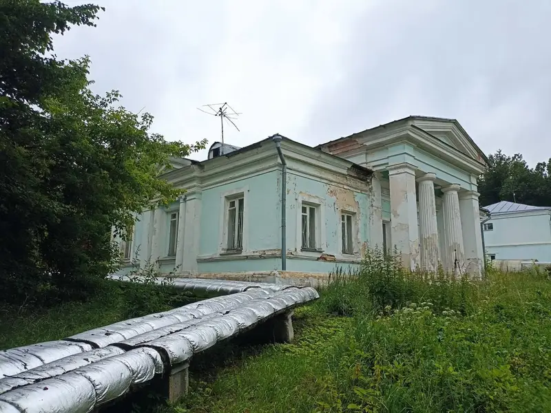 Современная усадьба Изварино вблизи