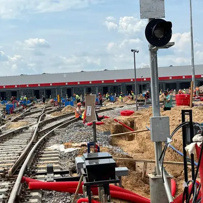 Строители на электродепо Столбово делают пути