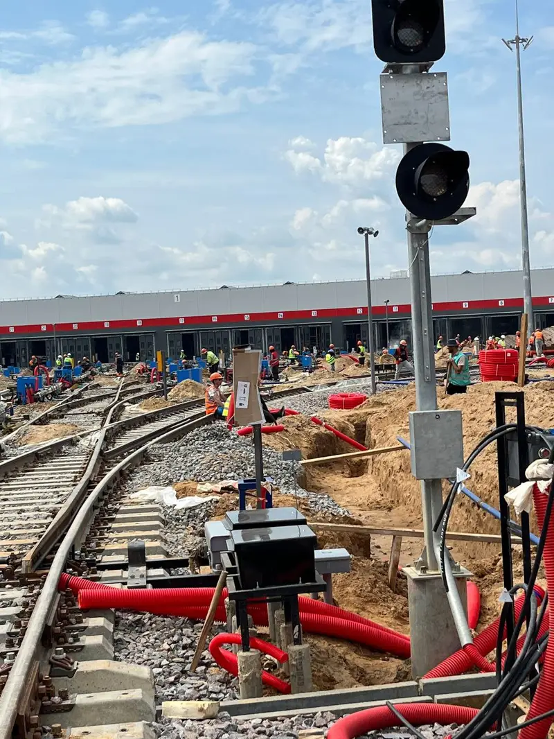 Строители на электродепо Столбово делают пути