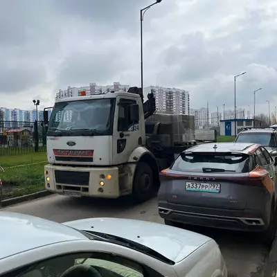 Строительные материалы упали на машину - ЖК Форест - 1