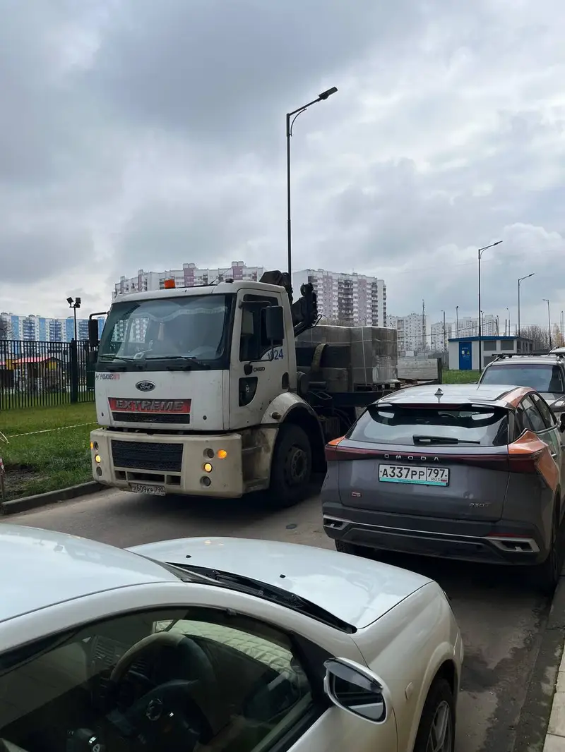 Строительные материалы упали на машину - ЖК Форест - 1