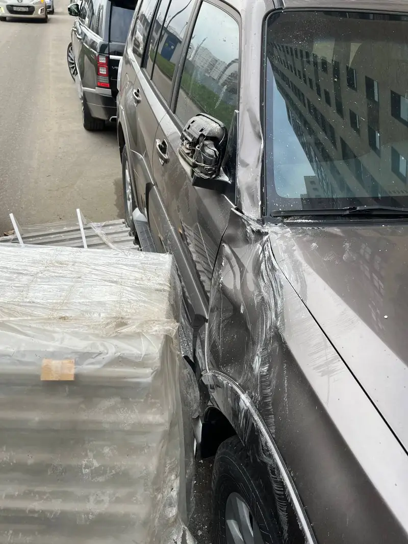 Строительные материалы упали на машину - ЖК Форест - 2