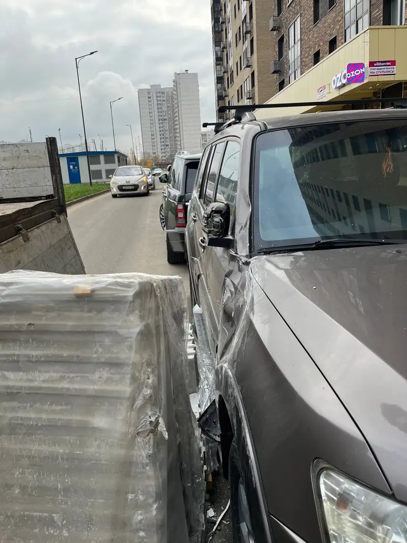 Строительные материалы упали на машину на Чоботовской улице