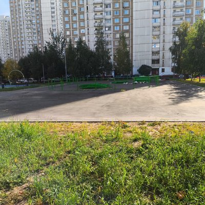 Утановка маленькой коробки на Новопеределкинской улице