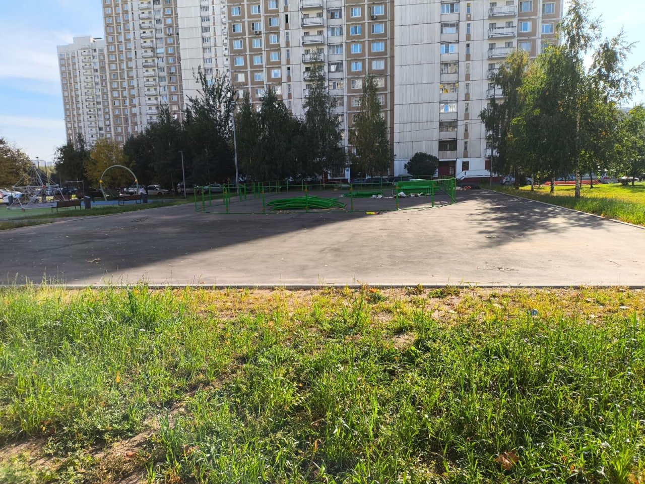 Утановка маленькой коробки на Новопеределкинской улице