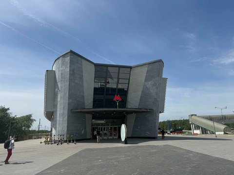 Вход в метро Пыхтино