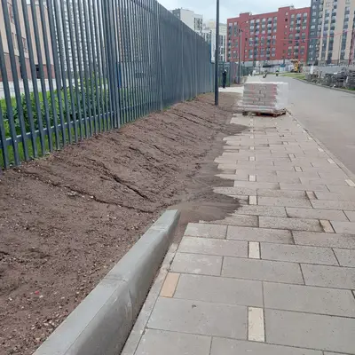 Земля плывет через бордюрный камень в ПБ