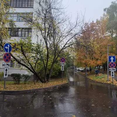 Знаки - остановка запрещена и односторонее движение на Производственной 1 в Солнцево